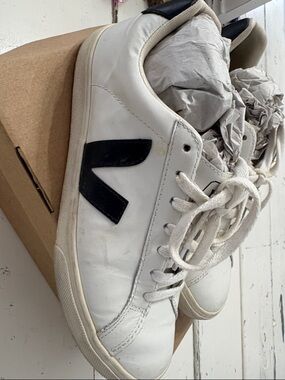 Veja V-10 Chromefree leather casual sneaker size US 10 UK 41